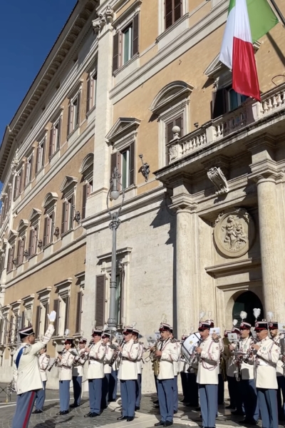 LA BANDA DELL&#039;ESERCITO ITALIANO ESEGUE LA MARCIA N. 2 &quot;DEMOCRAZIA&quot; A MONTECITORIO